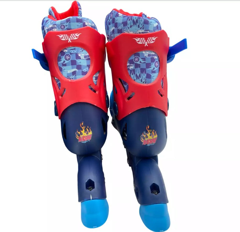 Vista frontal del par de patines Hot Wheels de Mattel en azul y rojo, con ruedas y detalles deportivos.