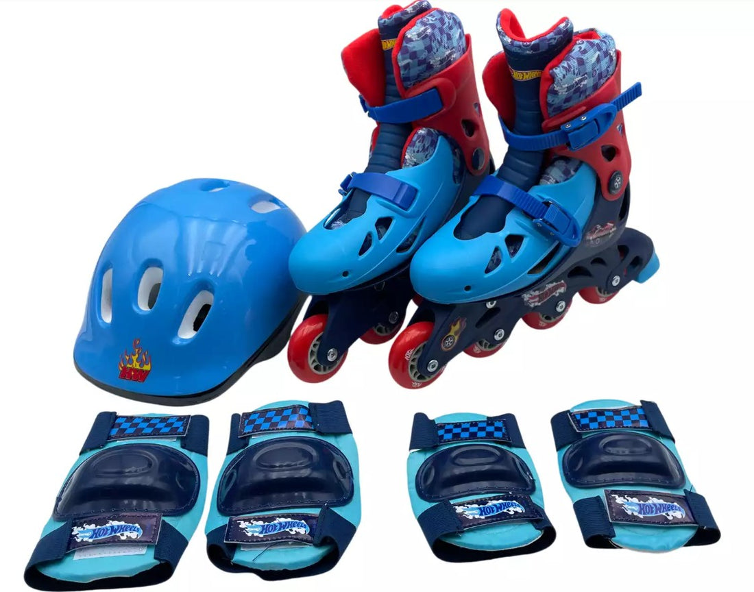 Pack de patines Hot Wheels ajustables de Mattel con casco azul y protecciones azules sobre fondo blanco.
