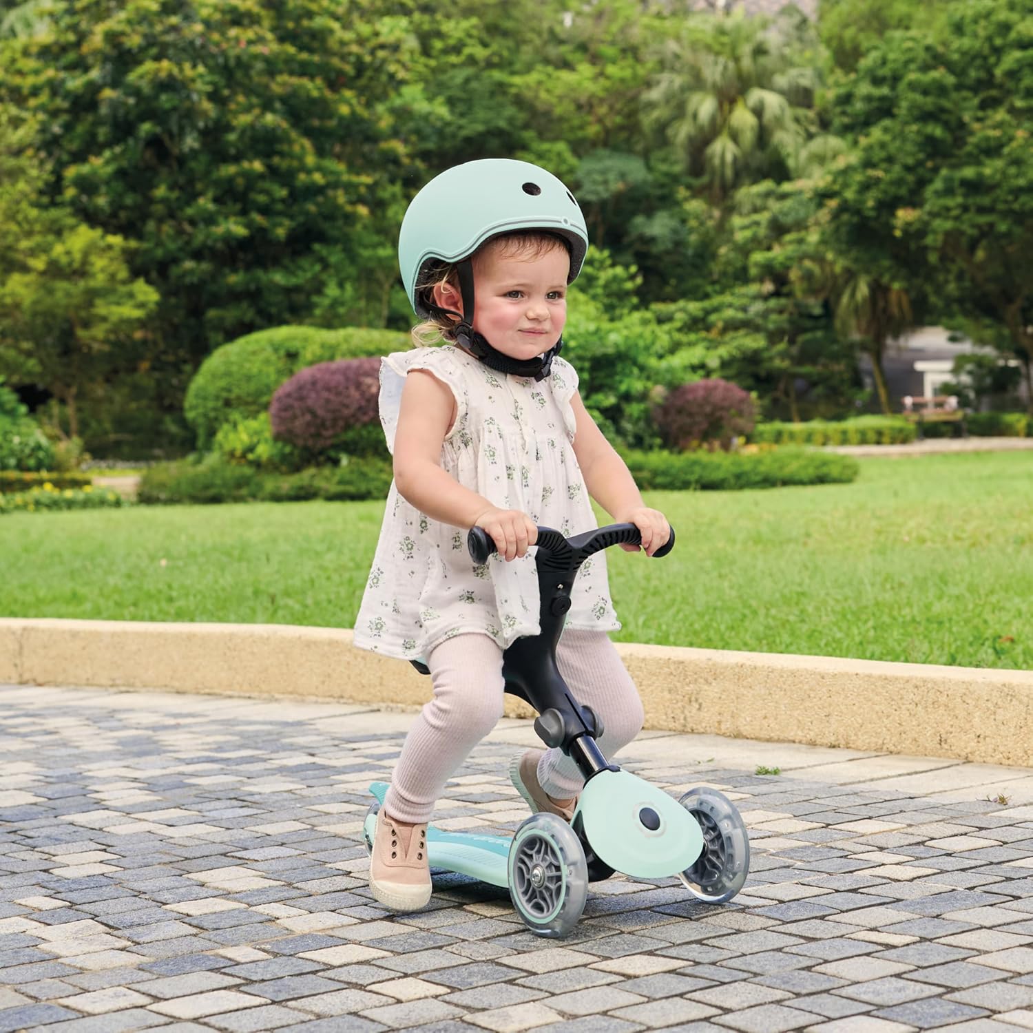 Niña usando Globber Go Up Active Lights 360° Rosa modo bicicleta sin pedales equilibrio niños