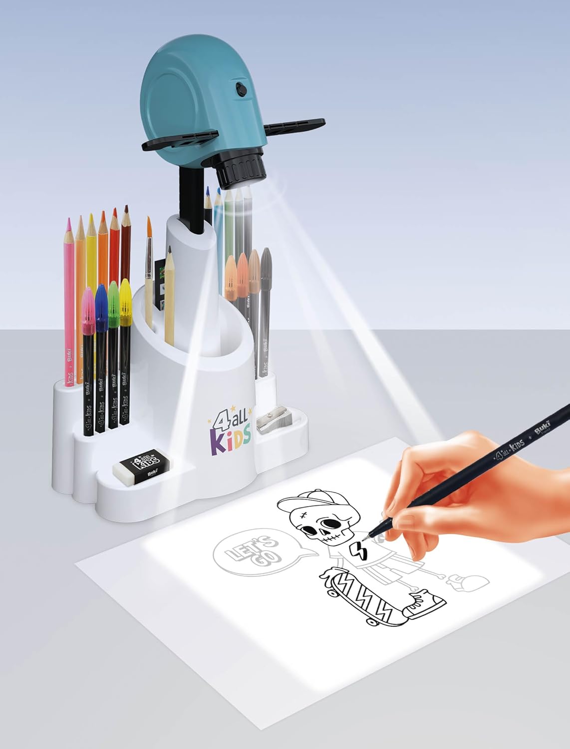 Niño usando el proyector de dibujos Buki para trazar el contorno de una imagen proyectada