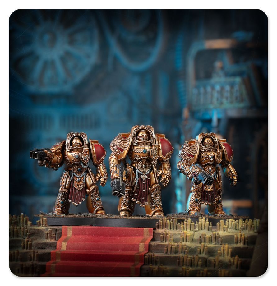 Tres Exterminadores Aquilon Custodes de Warhammer sobre una escalinata con alfombra roja y velas.