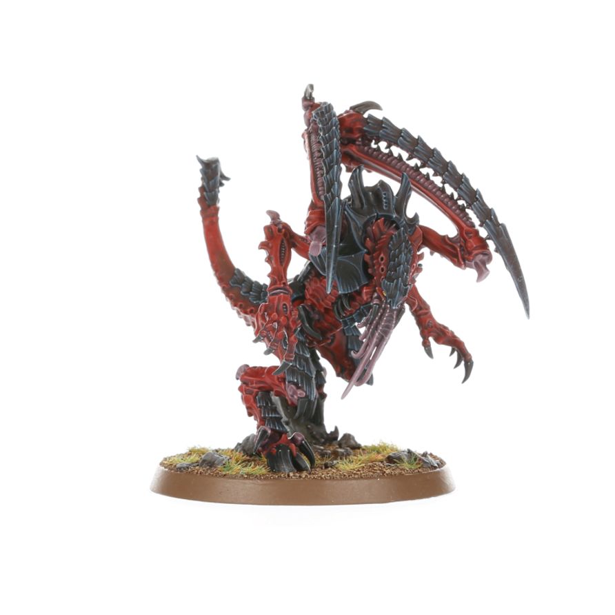 Tyranids Lictor de Warhammer 40K pintado en rojo y negro, agazapado con las garras plegadas sobre el cuerpo.