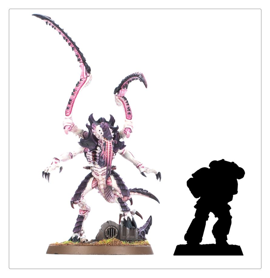 Tyranids Lictor de Warhammer 40K con garras levantadas junto a la silueta de un Marine Espacial como referencia de tamaño.