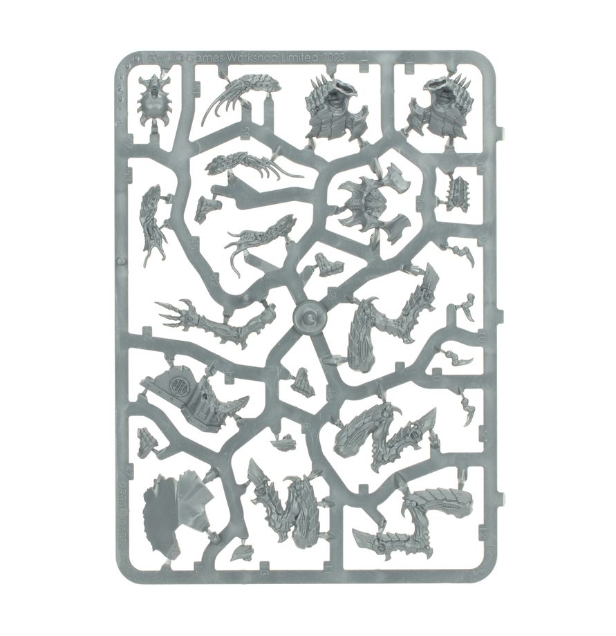 Matriz del Líctor Tiránido de Warhammer 40K con cabezas, tentáculos, piezas del cuerpo y elementos escénicos.