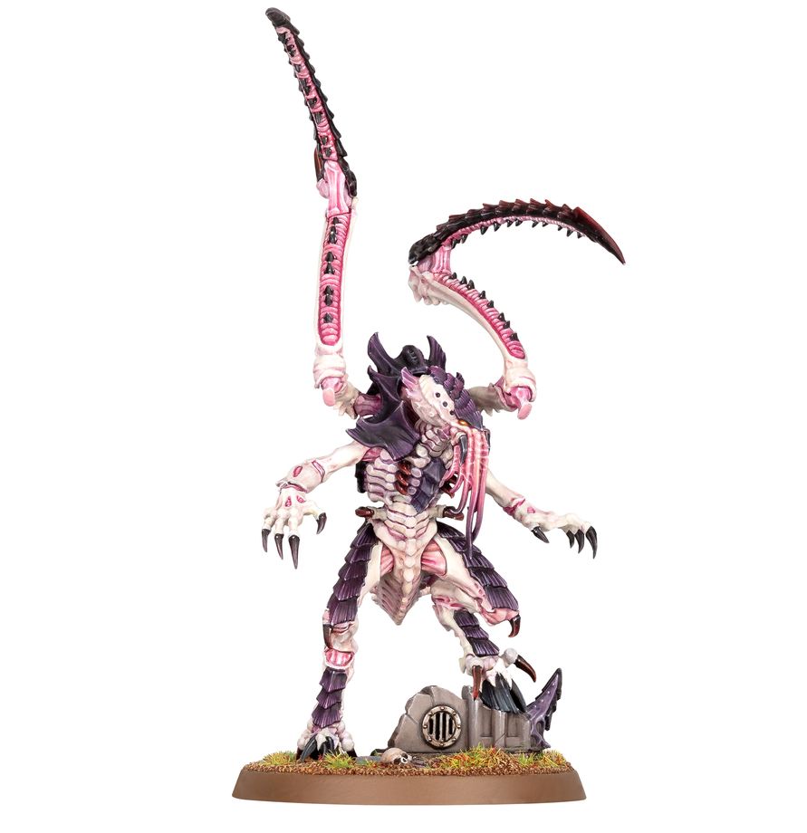 Líctor Tiránido de Warhammer 40K en blanco y morado, erguido con garras de mantis extendidas sobre una peana con ruinas.