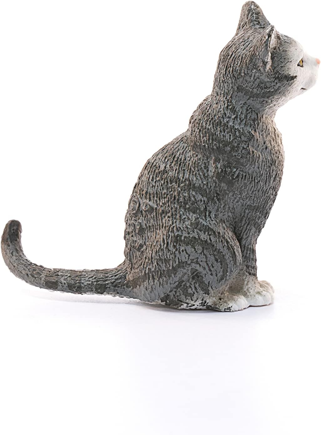 Vista de perfil del gato doméstico sentado Schleich 13771 mostrando la textura del pelaje y la postura natural.