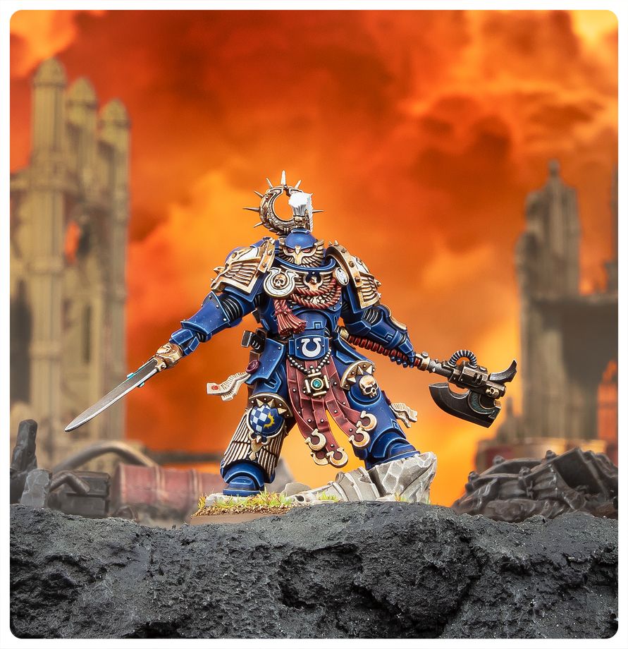 Kaius Konorius Warhammer 40.000 sobre fondo de campo de batalla en llamas, campeón Ultramarines con espada y hacha en alto.