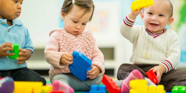 Desarrollo Óptimo con Juguetes Didácticos para Bebés: Guía Esencial en Educar Jugando.